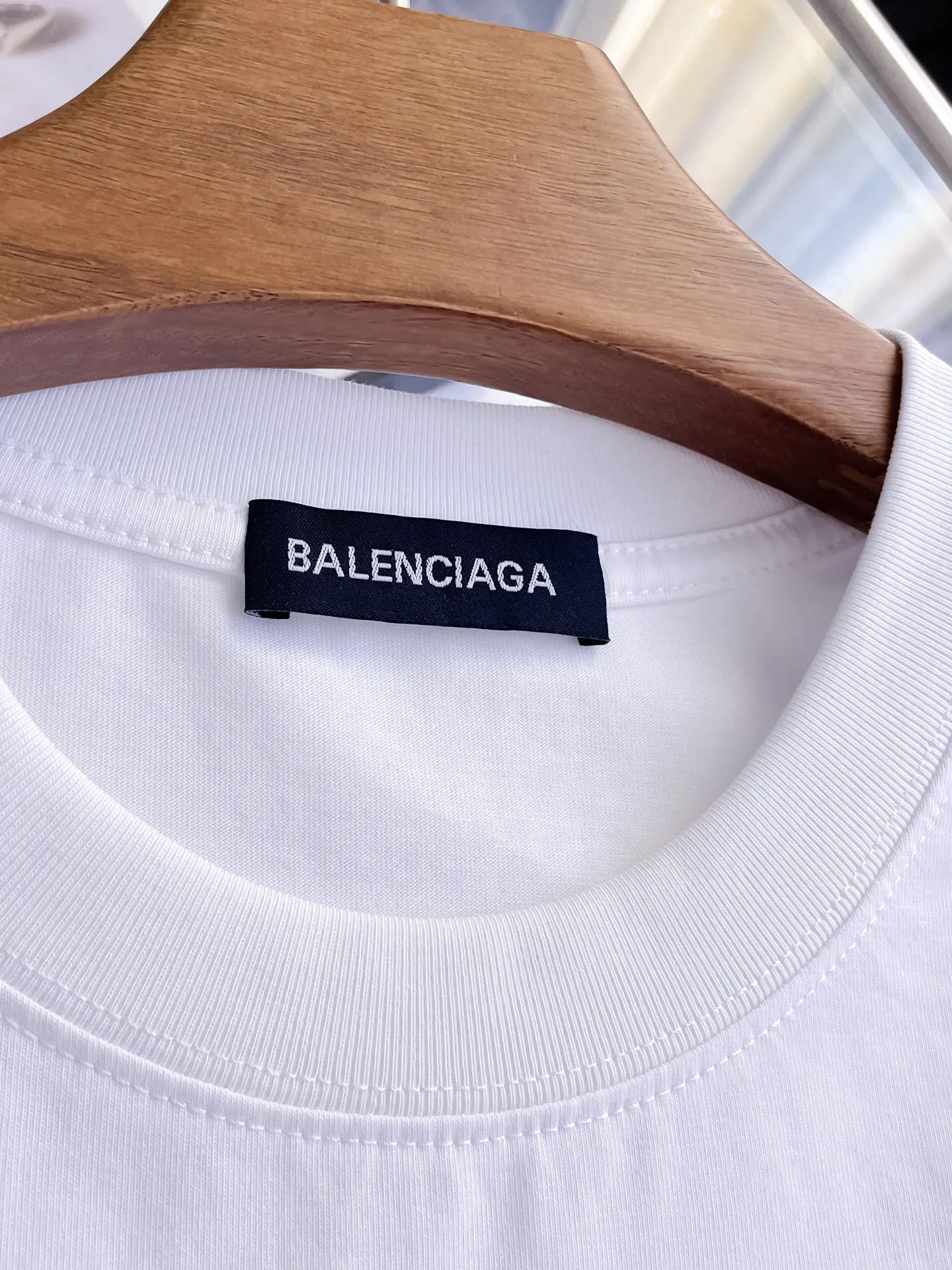 Balenciaga's high-end top-quality products 🐮2026 Spring and Summer New Arrival first counter, the latest New Arrival short-sleeved round neck T-shirt, Premium customized design, avant-garde and fashionable! Brand logo heavy craftsmanship design Premium customized 260g fabric. Soft to the touch. Comfortable to wear. Counter-level exquisite stitching. Fine workmanship. The upper body effect is incomparably handsome! A must-have item for men and women with the same style! Sizes: S~XXL When placing an order, please state your height and weight. The maximum wearing size is 210 pounds (one size larger)